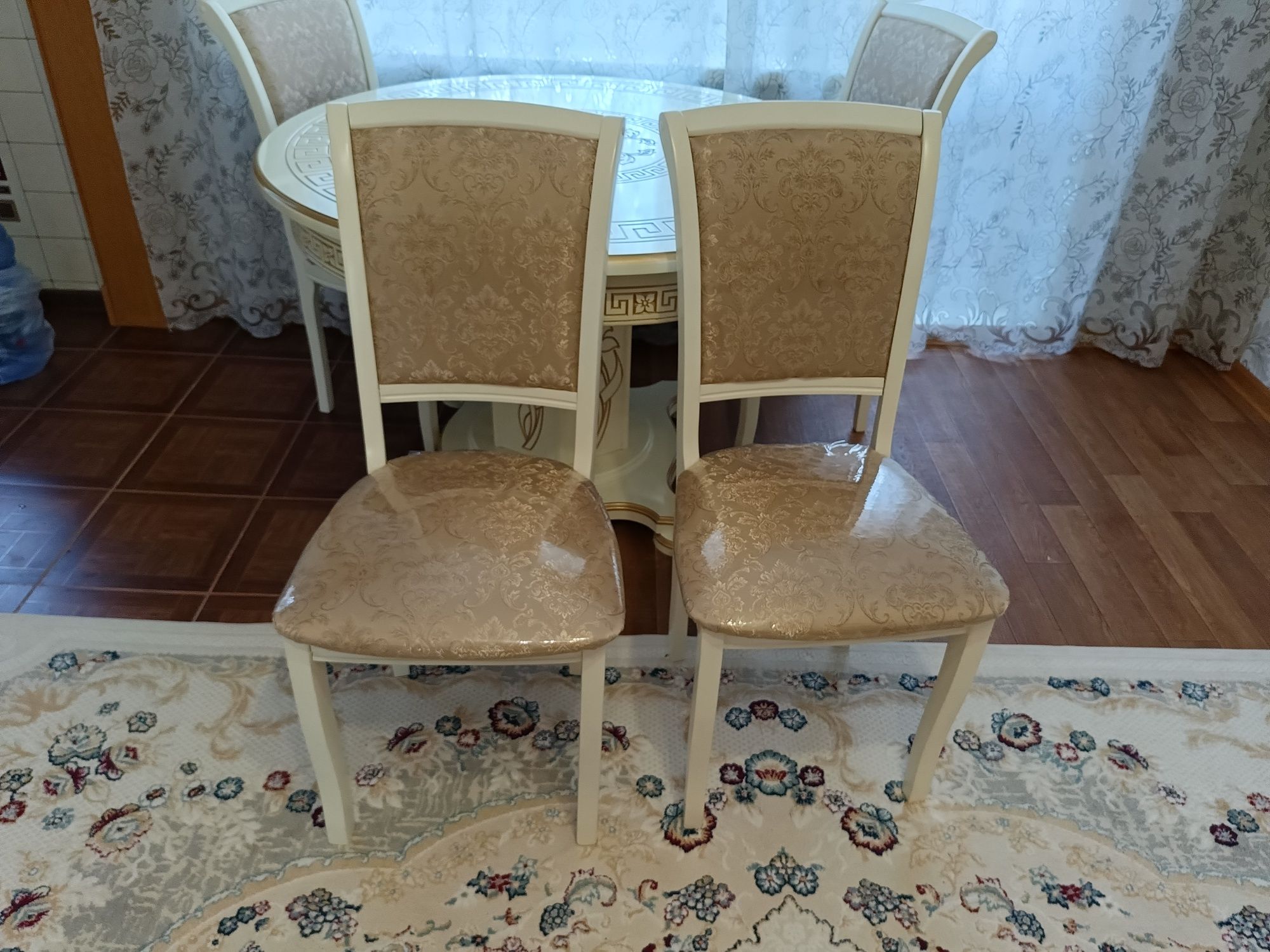 Продаются стол и стулья