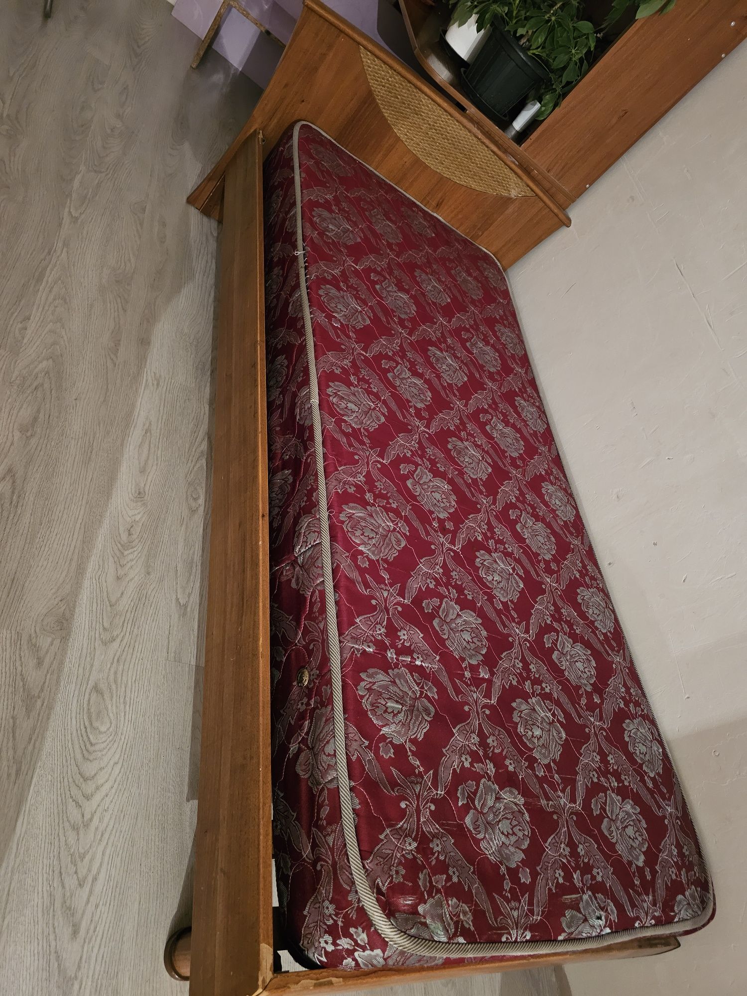 Кровать с матрасом