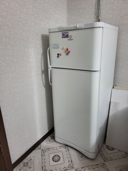 Продам холодильник. Марки Indesit.  Без царапин..