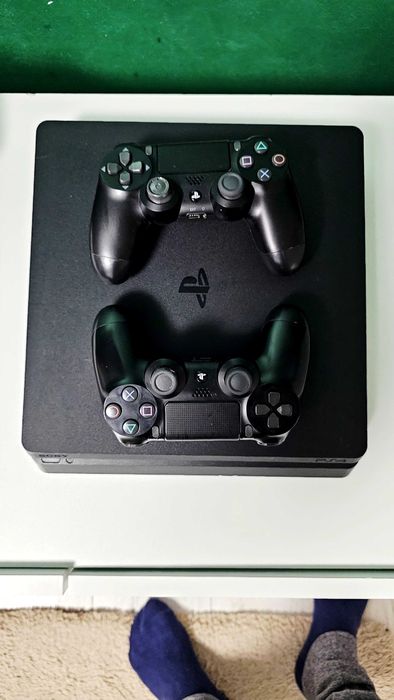 Ps4 cu 2 controllere si 15 jocuri