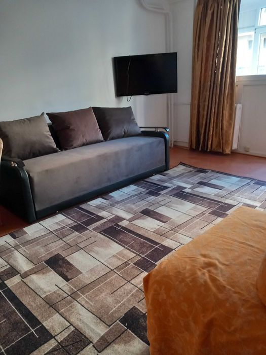 Inchiriez apartament 3 camere , decomandat.