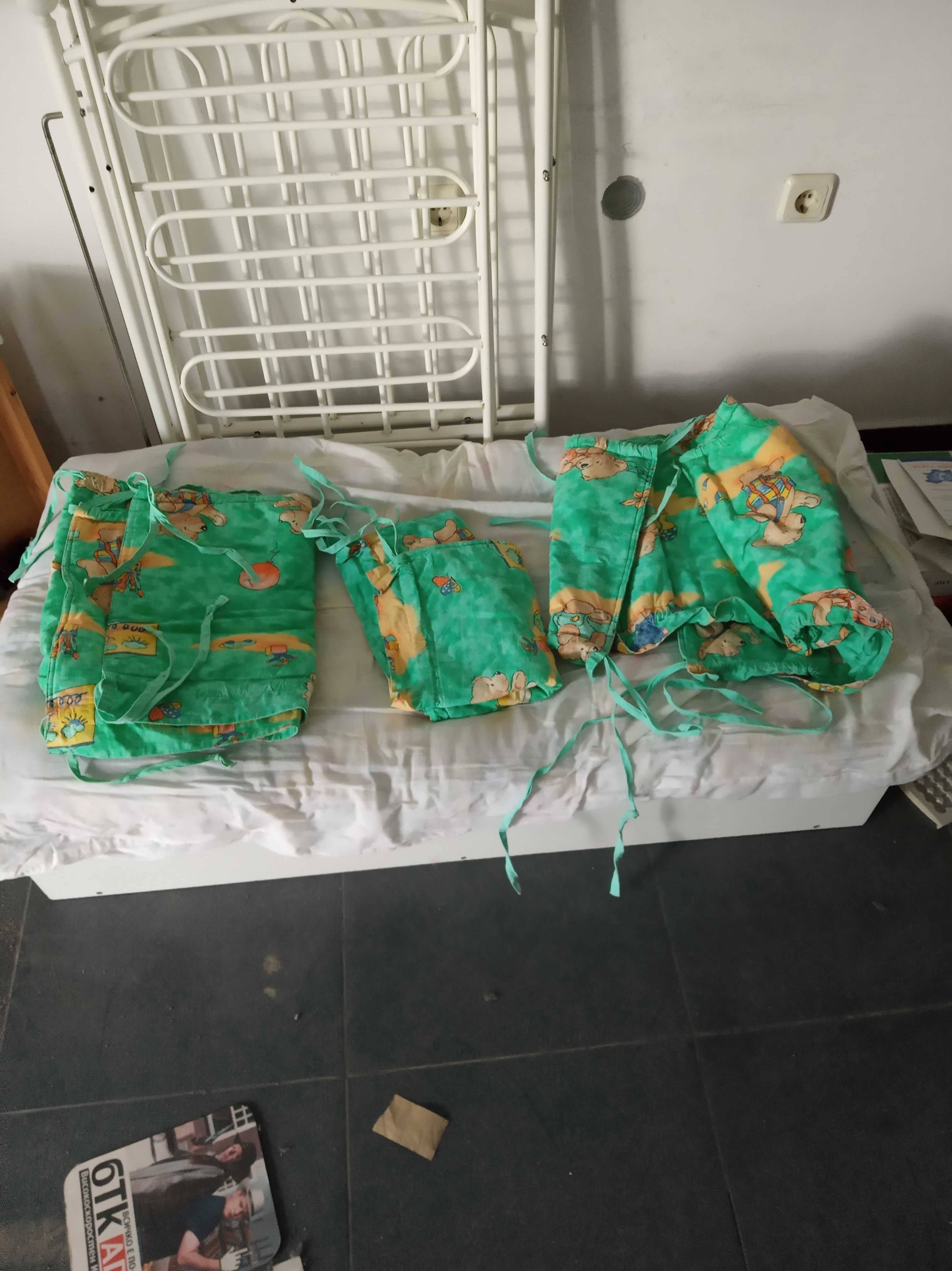 Детска кошара в отлично състояние ,  в комплект с нов спален комплект.