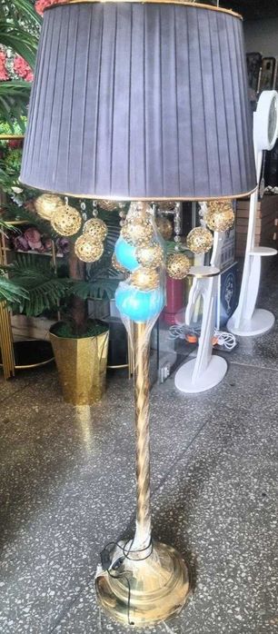 Торшер рядом с залом Solo Luwe