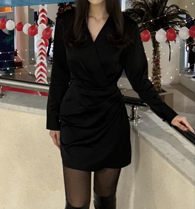 Продам стильное чёрное платье с драпировкой