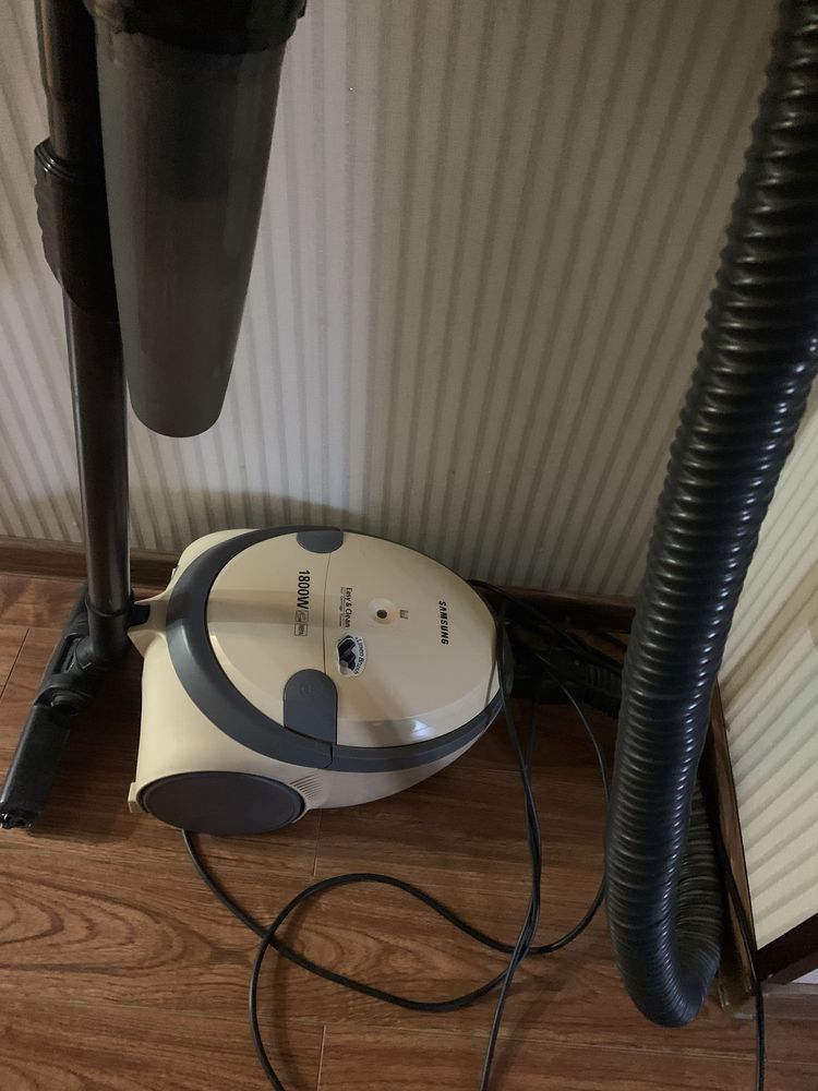 Самсунг 1800 W  с циклонным фильтром