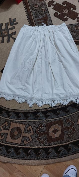 Poale albe cu dantela