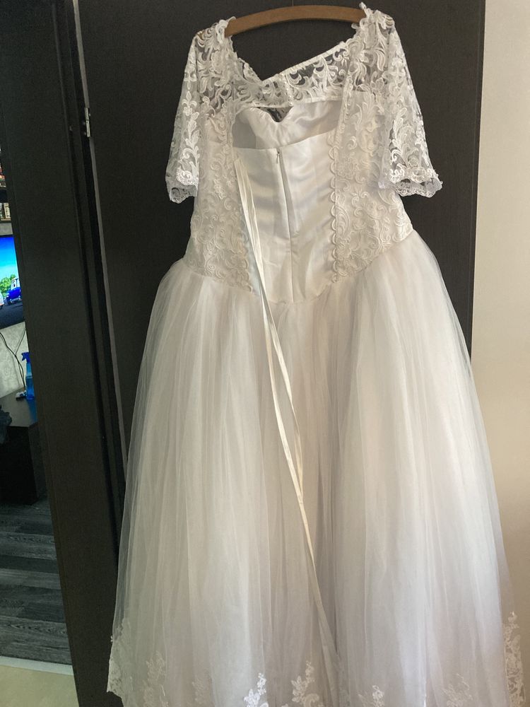 Rochie de mireasa deosebita și lejera