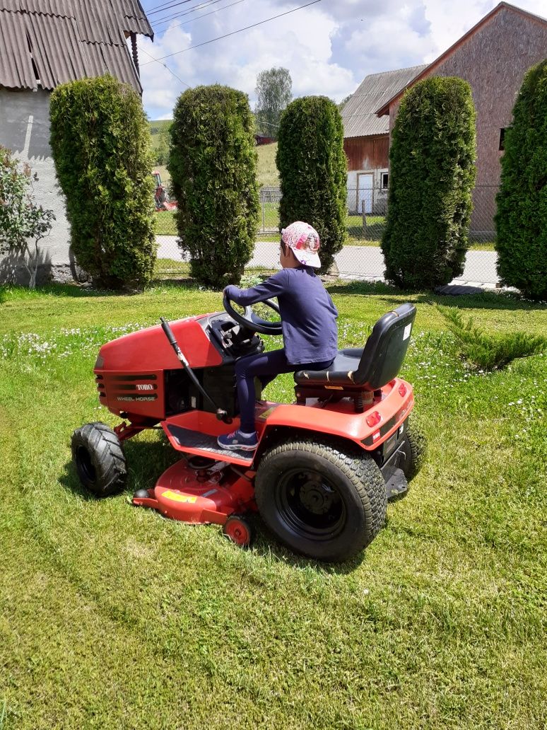 Tractoraș cosit tuns iarba