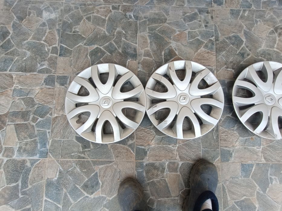 Vând jante cu anvelope R15 +capace cu sigla Renault