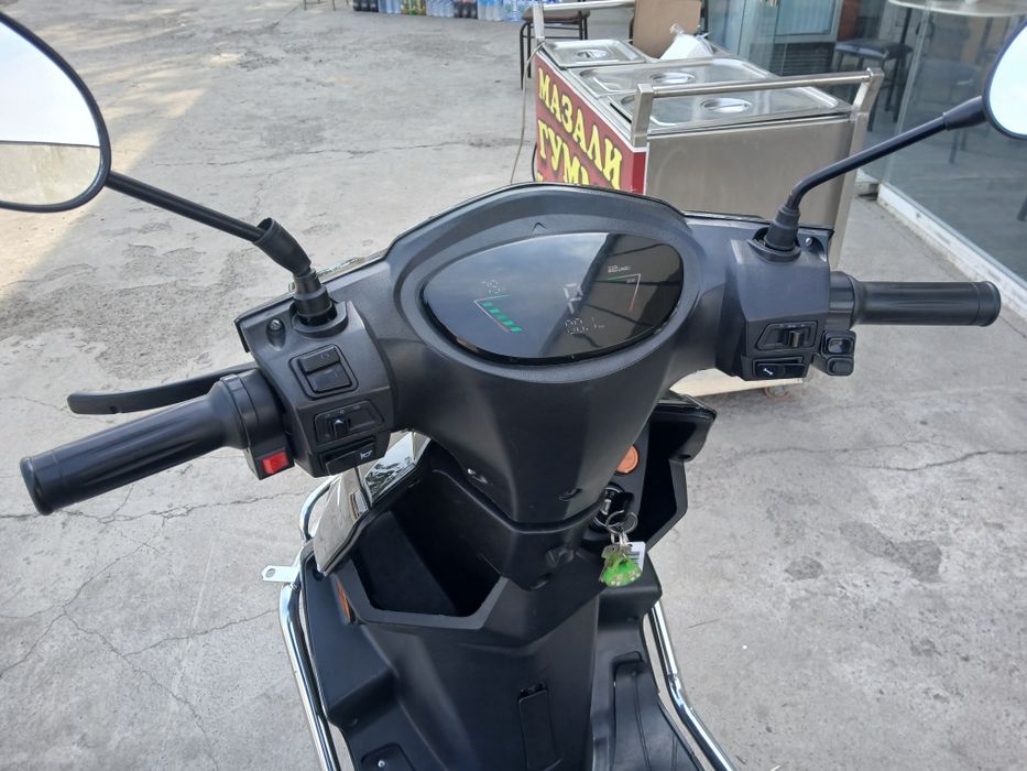 Электроскутер сотилади