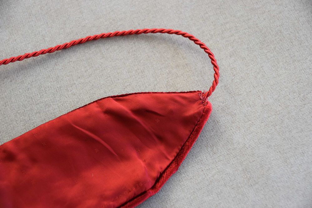 Brau de catifea cu flori cusute manual