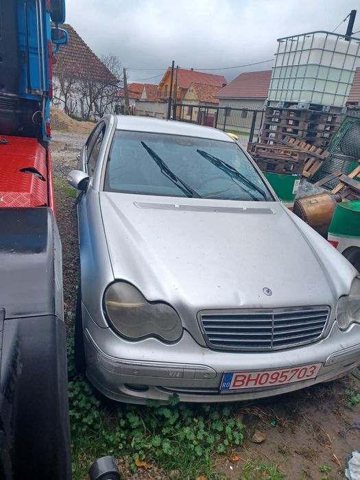 Dezmembrez Mercedes w203 c220
