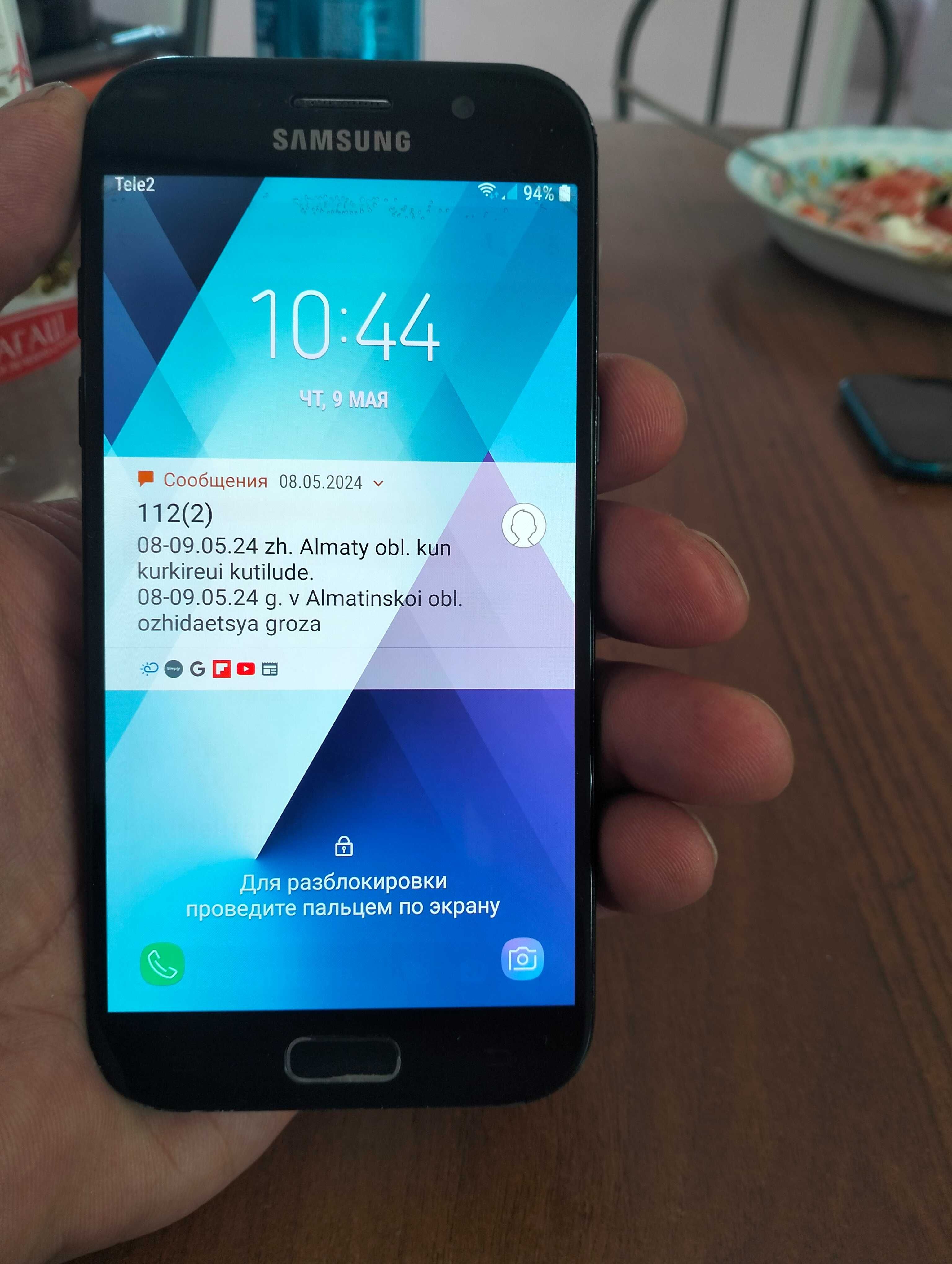 Продам смартфон Самсунг A5  2017 года. Возможна доставка по Алматы !