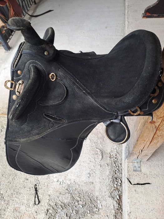 Vând șei western pentru călărie, diferite modele și culori .