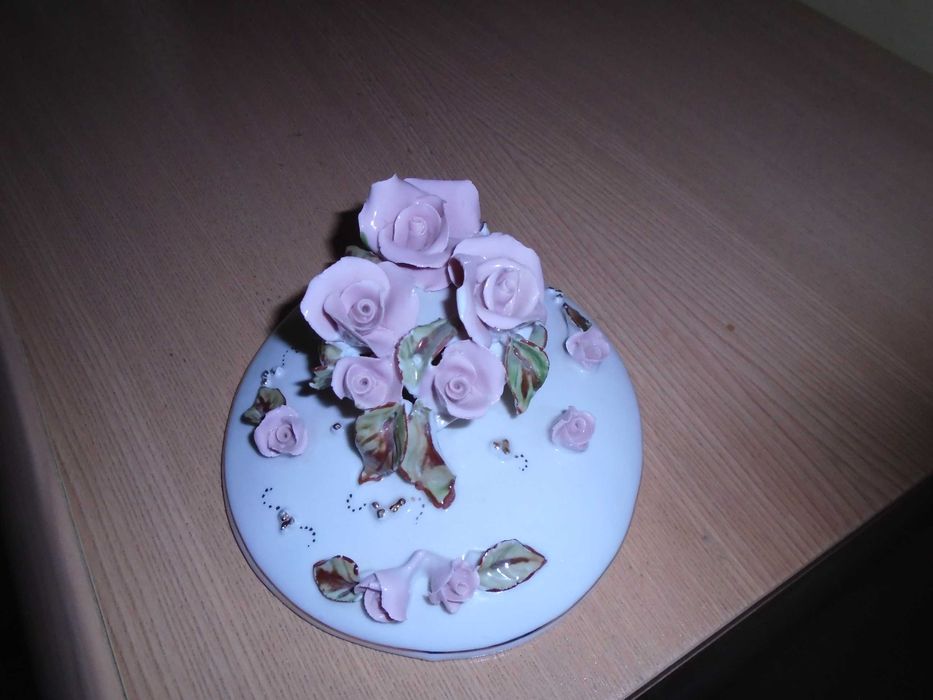 Caseta + bibelou portelan trandafiri