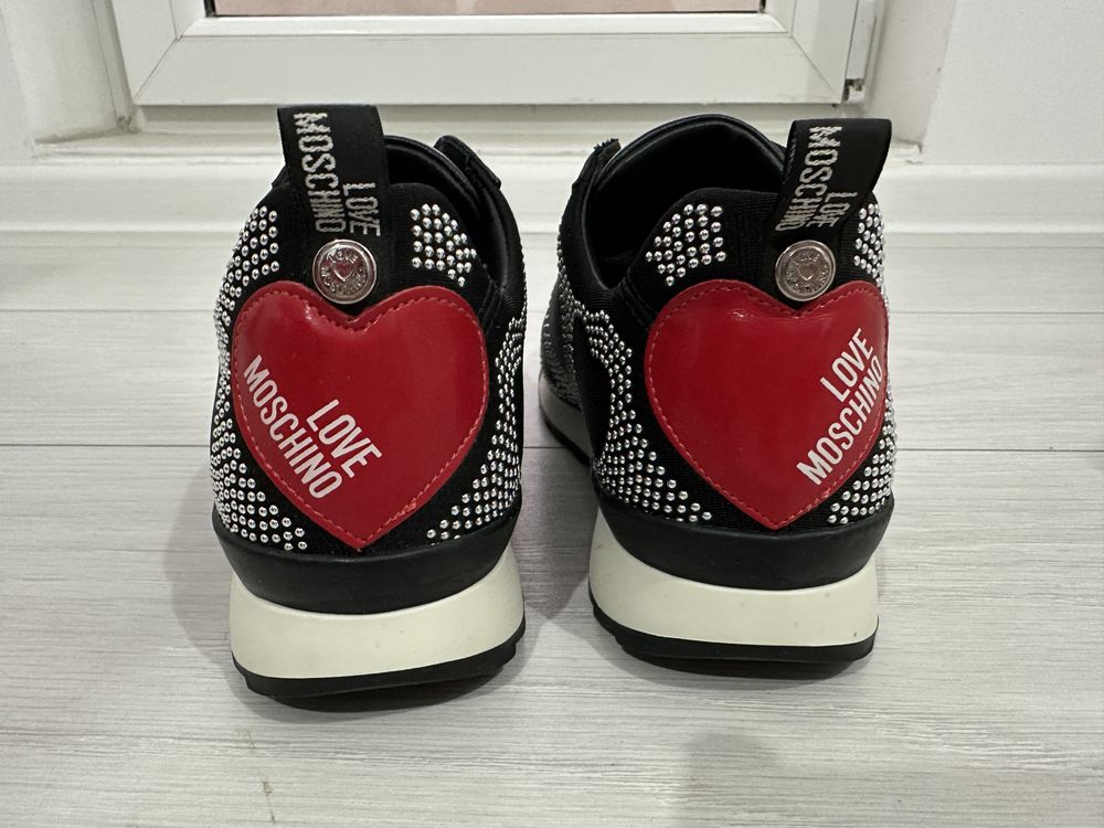 Sneakers Love Moschino