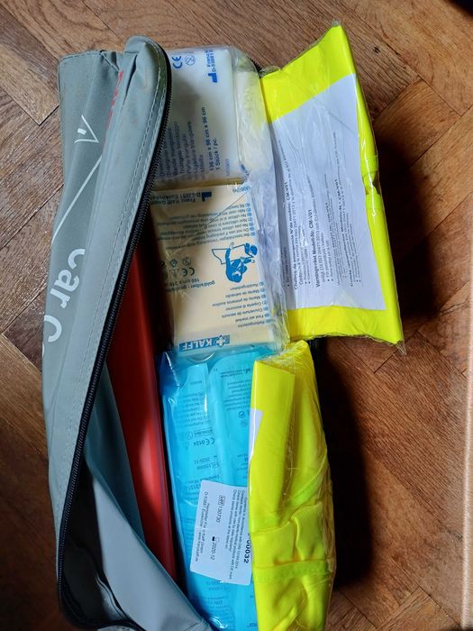 NISSAN автоаптечка, триъгълник, жилетки