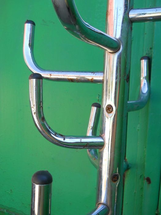 Cuier metalic de podea-necesita reparatii