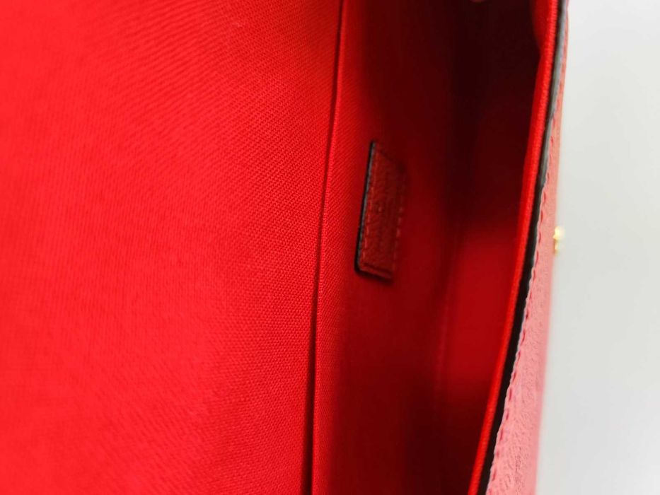 Louis Vuitton Чанта от Емблематичната Релефна Зърнеста Телешка Кожа