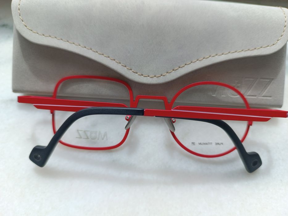 Ramă ochelari din titan pur, asimetrică.