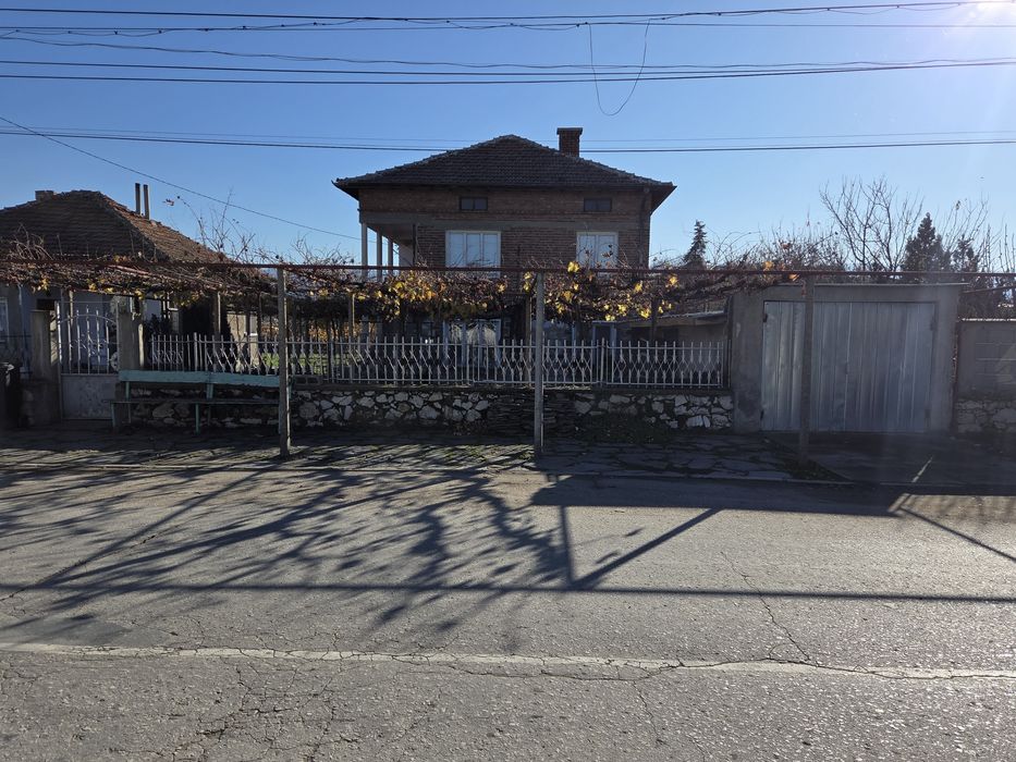 Къща 180 кв. в с. Кадиево - Тухлена на два етажа