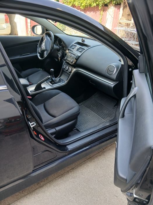 Mașina Mazda benzină