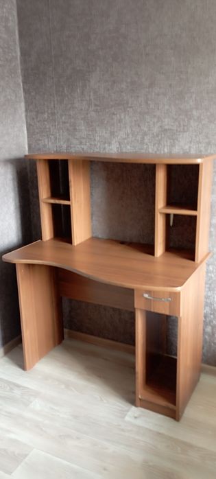 Продам стол компьютерный