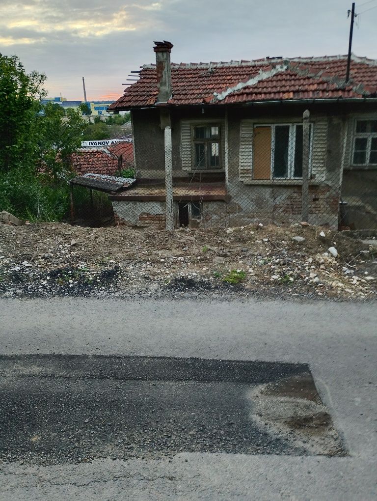Къща на 2 етажа с ток и вода за ремонт