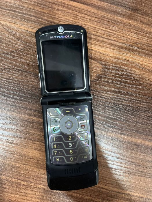 Продаю легендарную Motorola RAZR V3