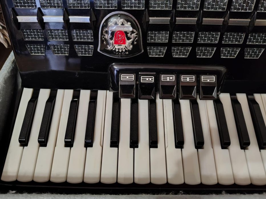 Акордеон Роял Стандарт с куфар . Отлично състояние!