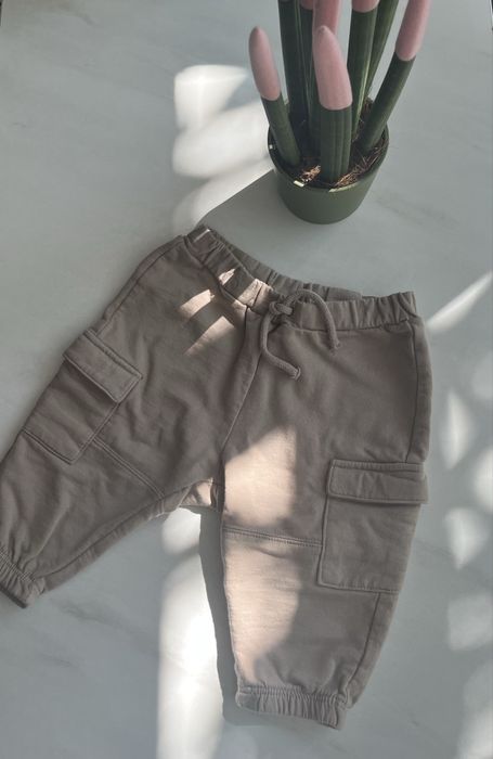 Pantaloni bebe marimea 68