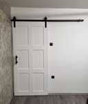 Ușă glisantă tip hambar (barn door), la comandă