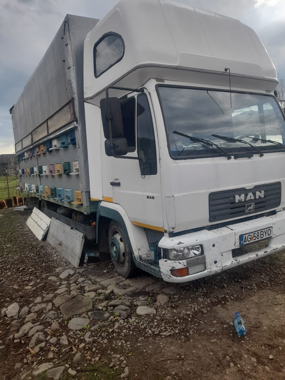 Vând stupină complet funcțională M.A.N 2002