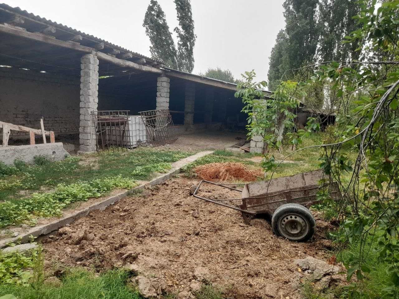 Hovli uy sotiladi