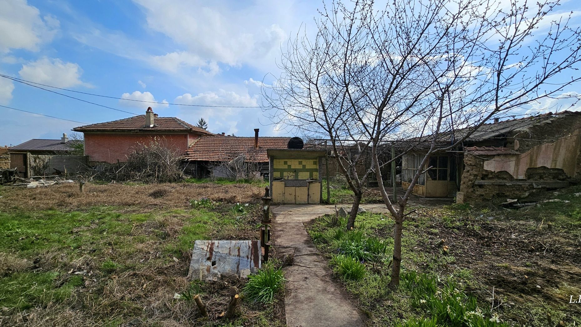 Дворно място в регулация, с разрешително за строеж, ток и вода