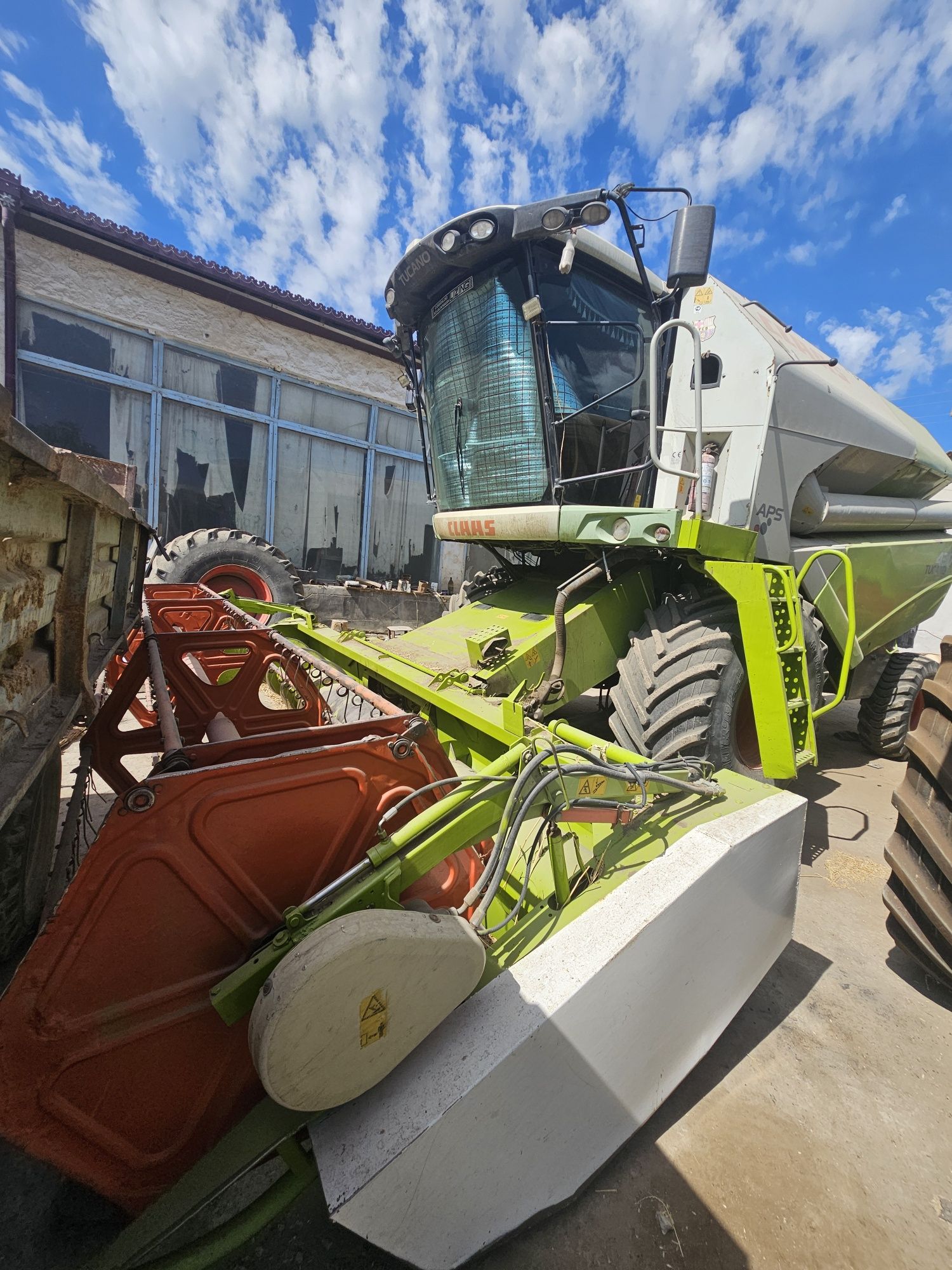 Claas tucano sotiladi soz holatda mavsumga tayyor 2011 yil