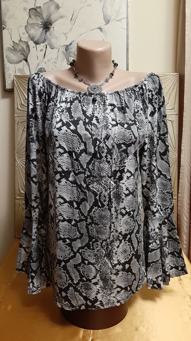 Bluzita Nouă, umeri lăsați, maneci evazate.