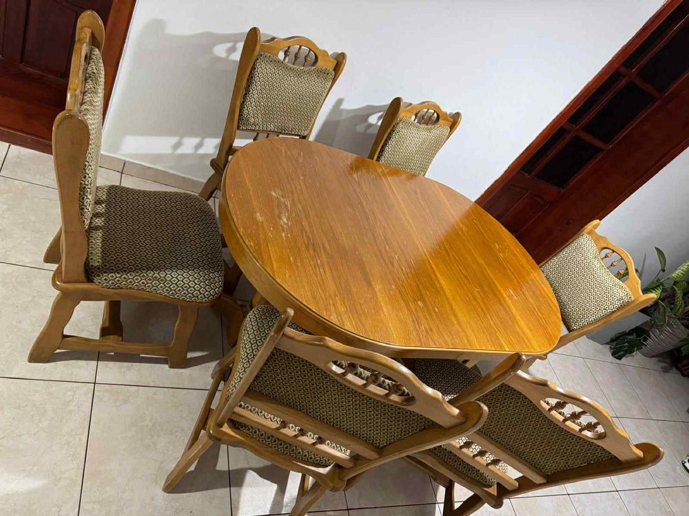 Masă extensibilă cu 6 scaune din lemn masiv
