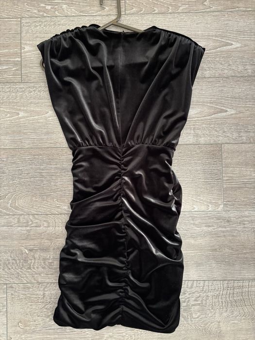 Zara кадифена черна рокля-M