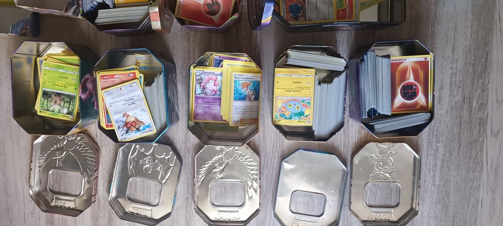 Colectie carti pokemon si cutii de metal