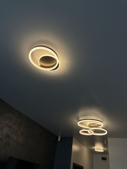 Lustre LED , culoare aurie , lumina este calda .