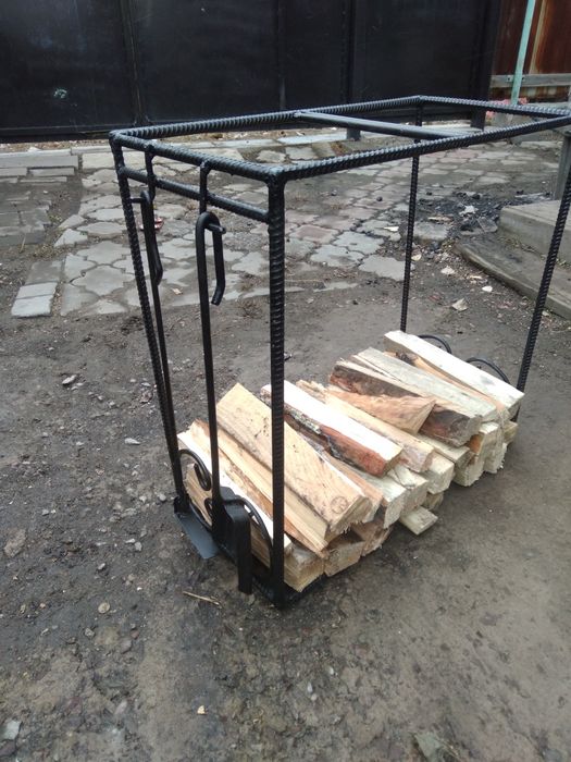 Дровница с совком и кочергой