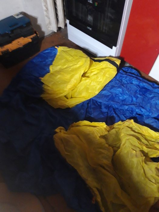 Полак растягивается сине жолтый