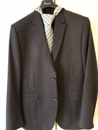 Мъжки костюм с риза и вратовръзка