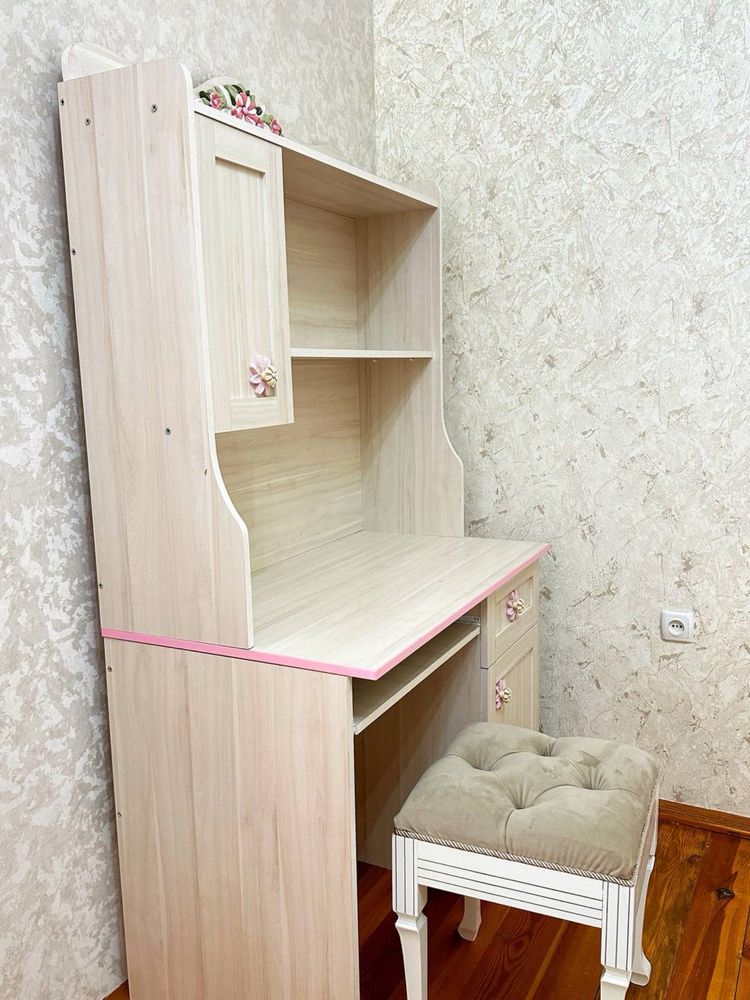 Спальный комплект мебели в комнату для девочки