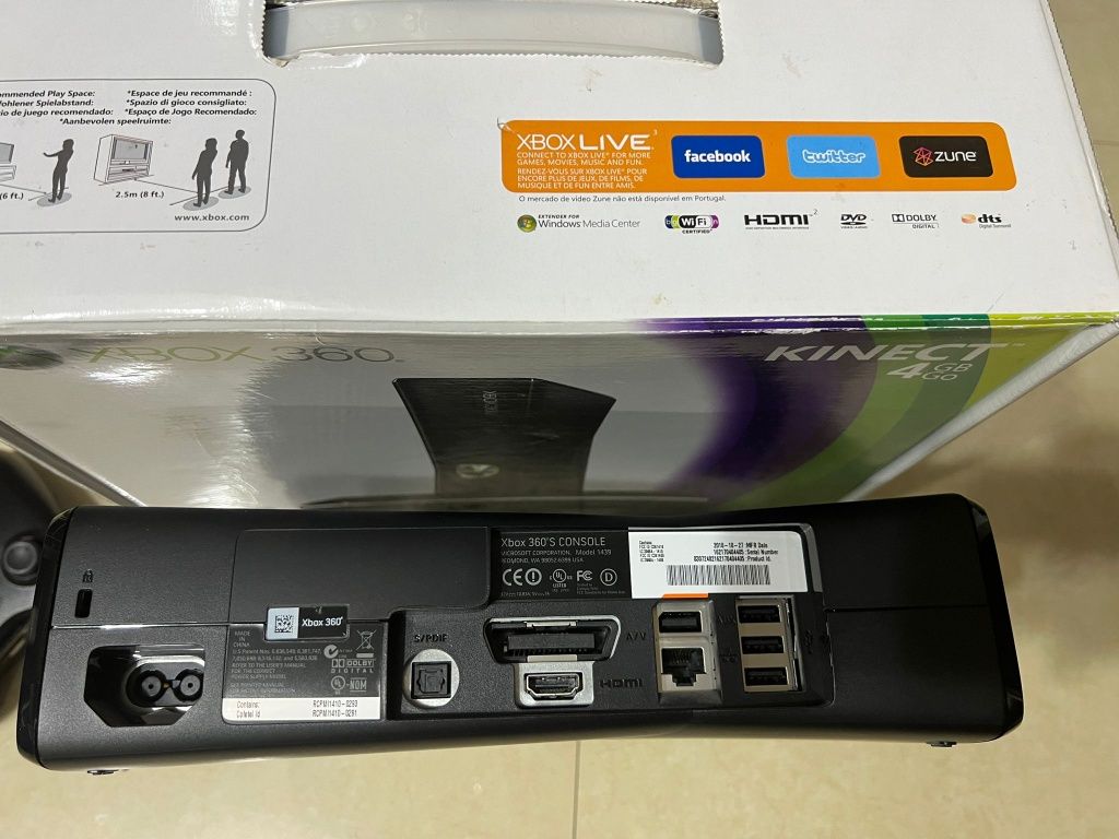 Xbox 360 s 4GB System kinect
