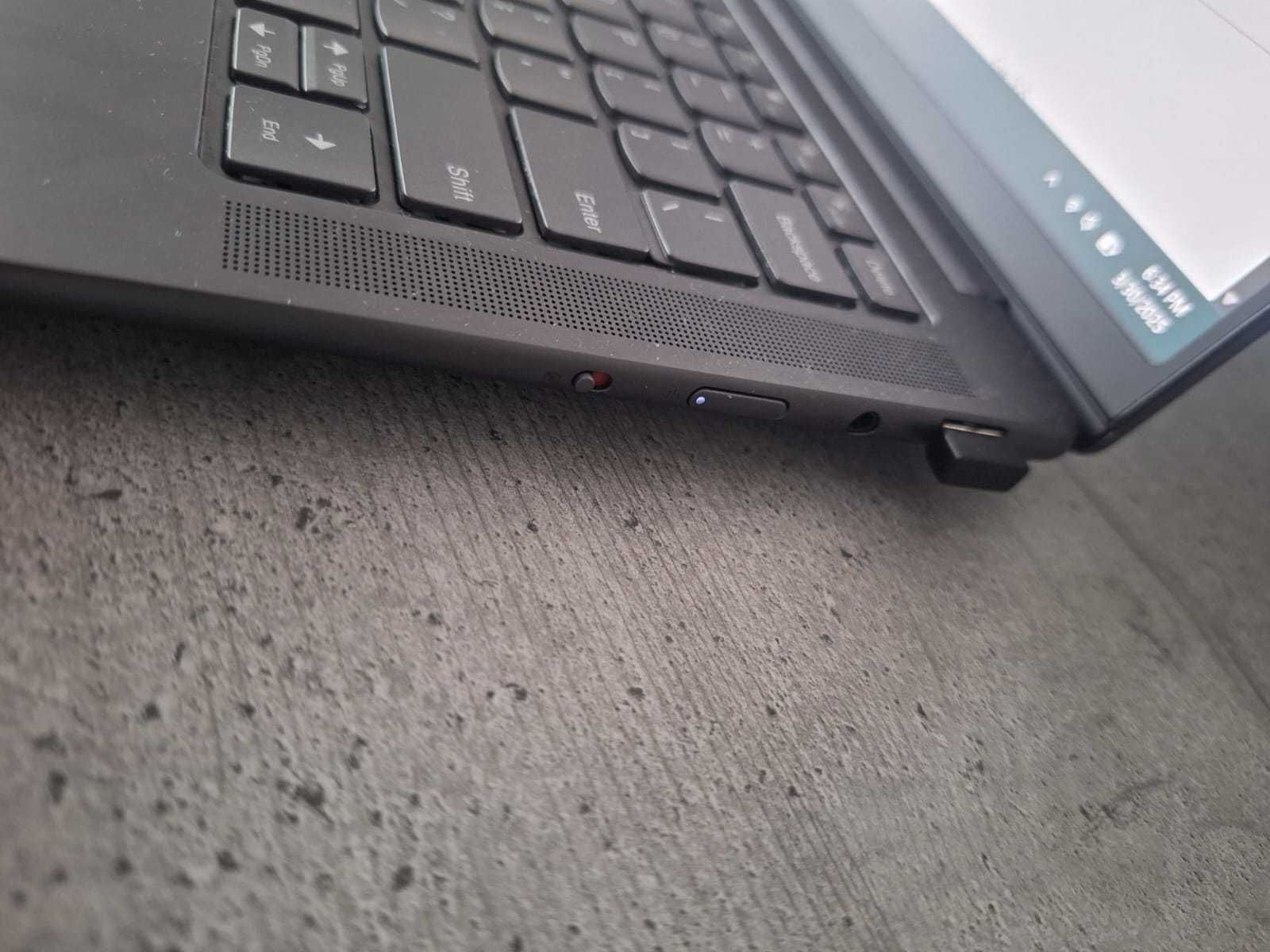 Laptop LENOVO Yoga Pro 7 AMD Ryzen 7 7840HS 32 GB RAM AMD Radeon 780M