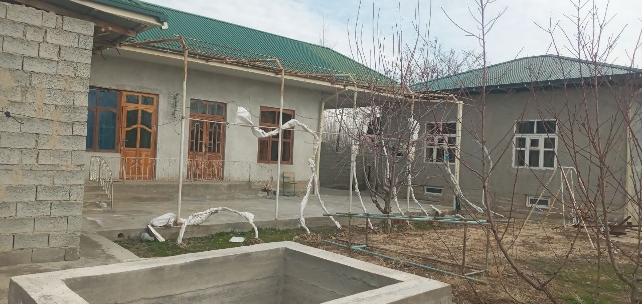 Hovli 10 sotix, 4 xona, mevali daraxtlari bilan...