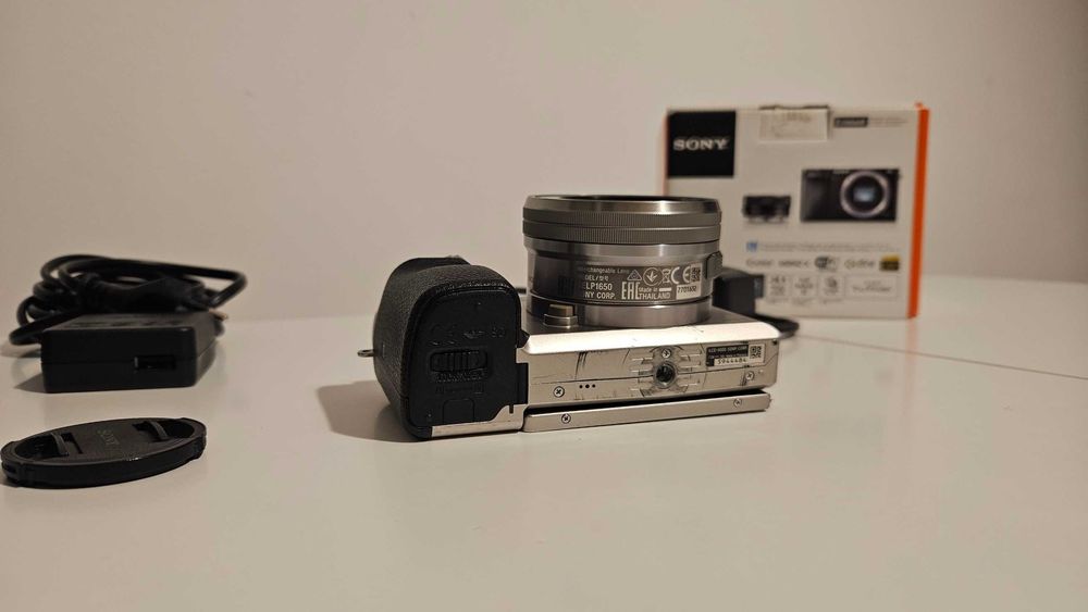 Sony a6000 + obiectiv 16-50mm OSS + incarcator (fara baterie)