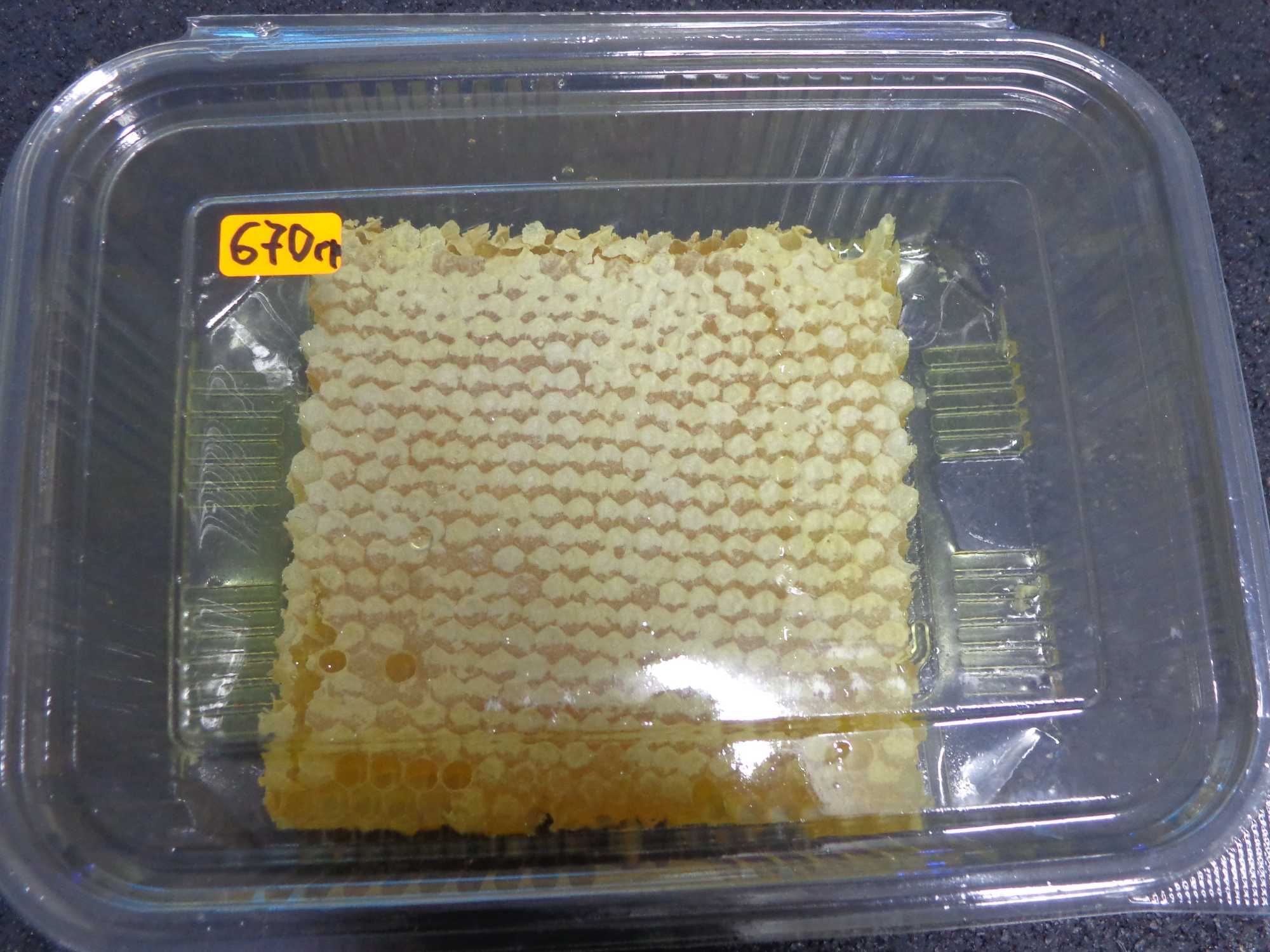 Пчелен мед във восъчна пита
